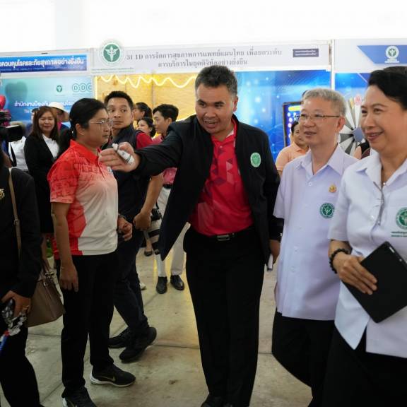 ผอ.สสป. เป็นประธานตัดสินประกวดบูธนิทรรศการ ในงานประชุมวิชาการ สธ.