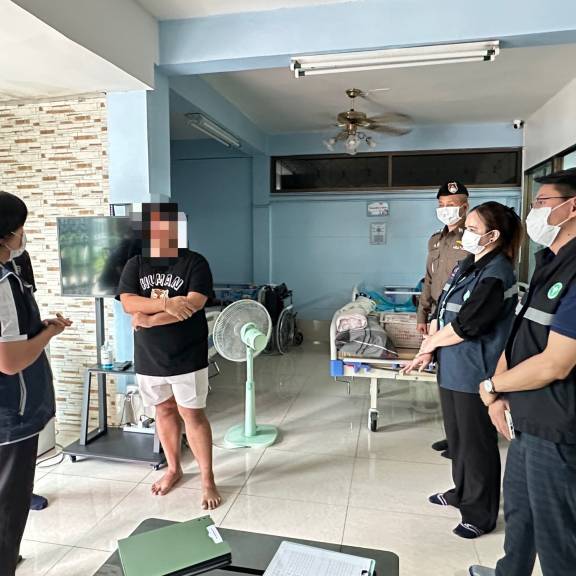 สบส. ร่วม ตร. บุกตรวจสถานดูแลผู้สูงอายุเถื่อน ย่านบางเขน